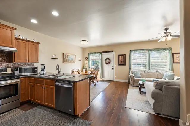 1464 N La Palma Pl, Saratoga Springs, UT 84045 - #3