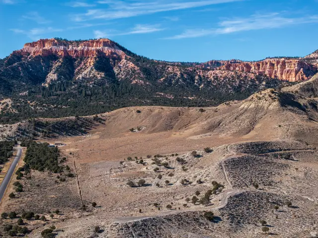 1040 W Under The Rim Rd, Tropic, UT 84776 - #1
