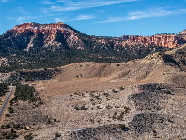 1040 W Under The Rim Rd, Tropic, UT 84776