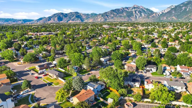 734 E Sandy Dunes Dr, Sandy, UT 84094 - #2