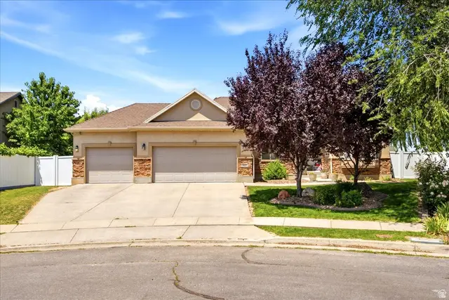 945 E James Cir. S, Clearfield, UT 84015 - #2