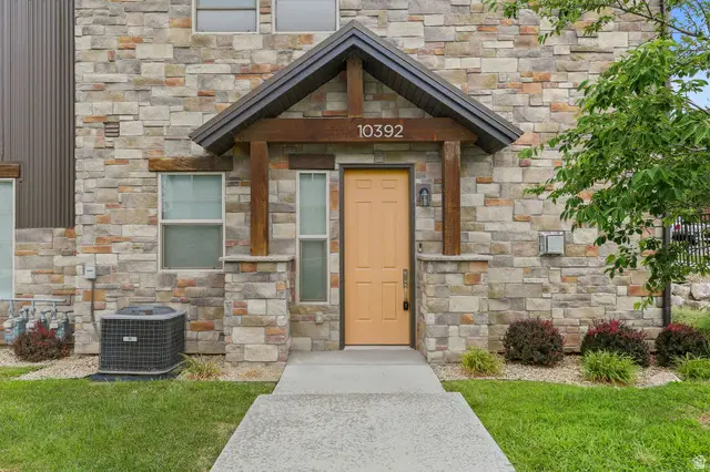 10392 S Beetdigger Blvd E, Sandy, UT 84070 - #2
