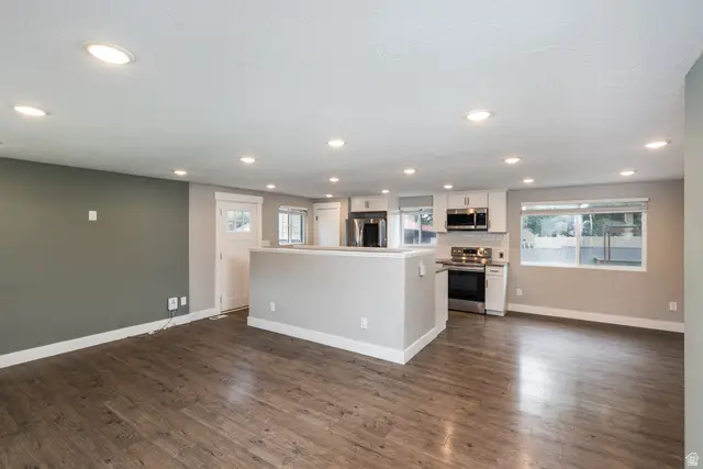 661 E Wyandotte Ave, Sandy, UT 84070 - #3