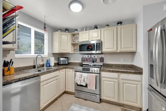 812 E Johnsonway Dr, Sandy, UT 84094 - #3
