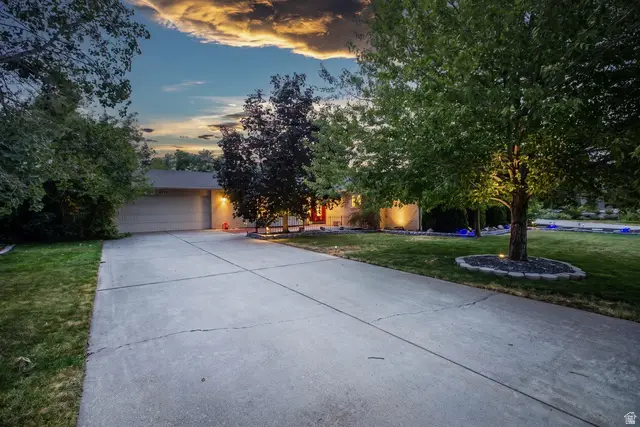 3704 E Brighton Point Dr S, Cottonwood Heights, UT 84121 - #1