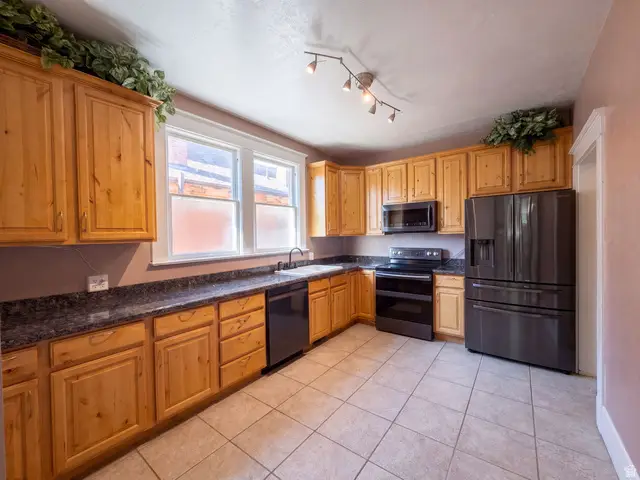 384 E St, Salt Lake City, UT 84103 - #2