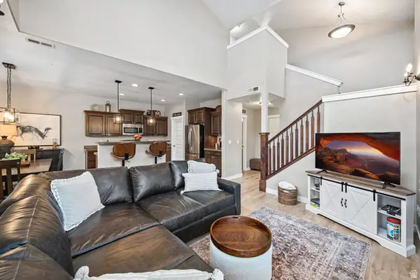 936 W Spring Creek Ln, Farmington, UT 84025