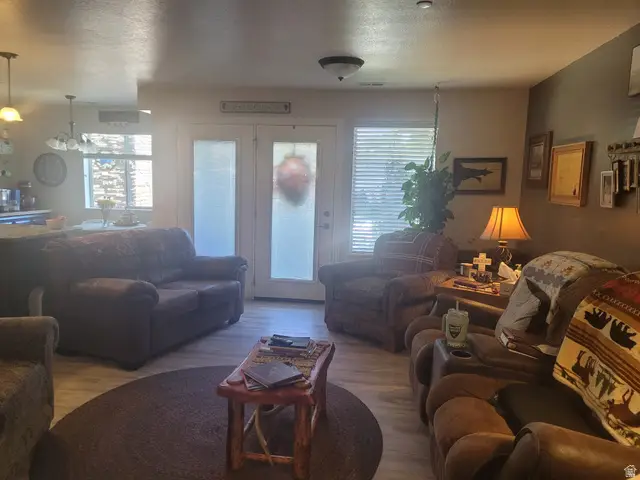 917 S Main St #D, Layton, UT 84041 - #2