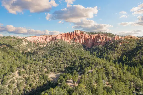 1 Pink Cliffs Rd E, Glendale, UT 84729