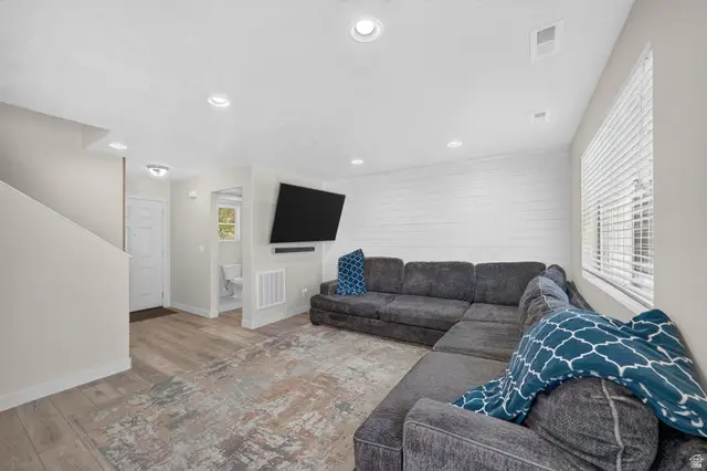 923 W Stonehaven Dr, North Salt Lake, UT 84054 - #3