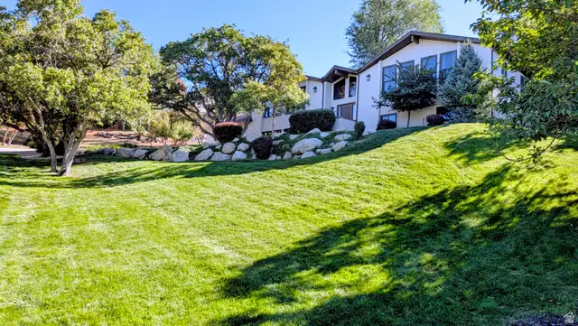 8 S Mountain Wood Ln, Sandy, UT 84092 - #3