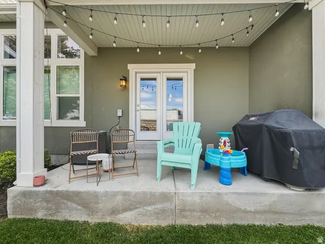 9256 S Ashbourne Dr, Sandy, UT 84094 - #3