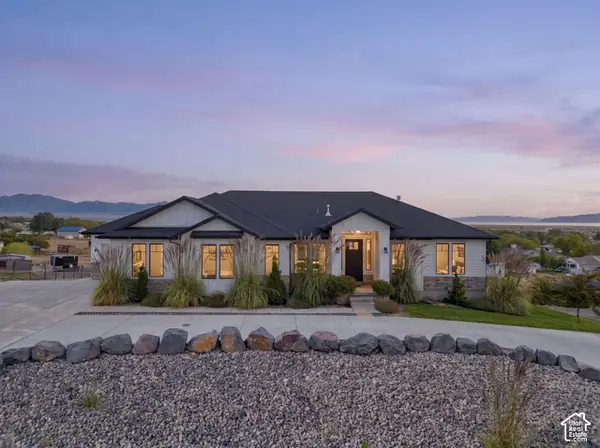 7707 N Cobblerock Rd, Lake Point, UT 84074