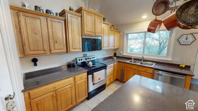 6681 S High Bluff Dr, West Jordan, UT 84081 - #3