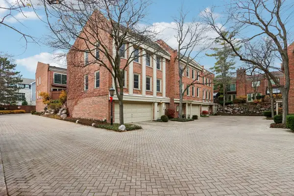 19 Landmark Avenue #19, Northfield, IL 60093