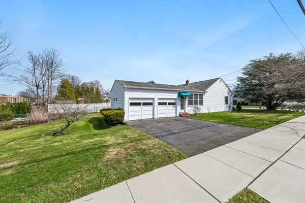 4 Oak Ridge Rd, Clifton City, NJ 07013