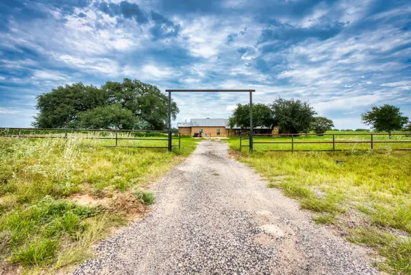 870 County Road 761, Devine, TX 78016