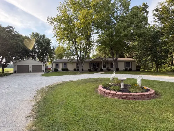 19239 N State Highway 32, Shumway, IL 62461