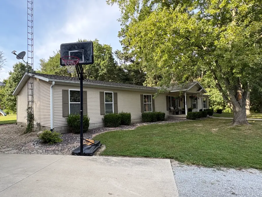19239 N State Highway 32, Shumway, IL 62461 - #2