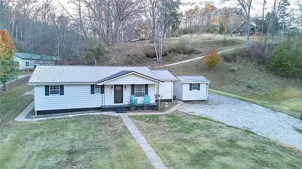 2049 Buff Creek Road, Hurricane, WV 25526