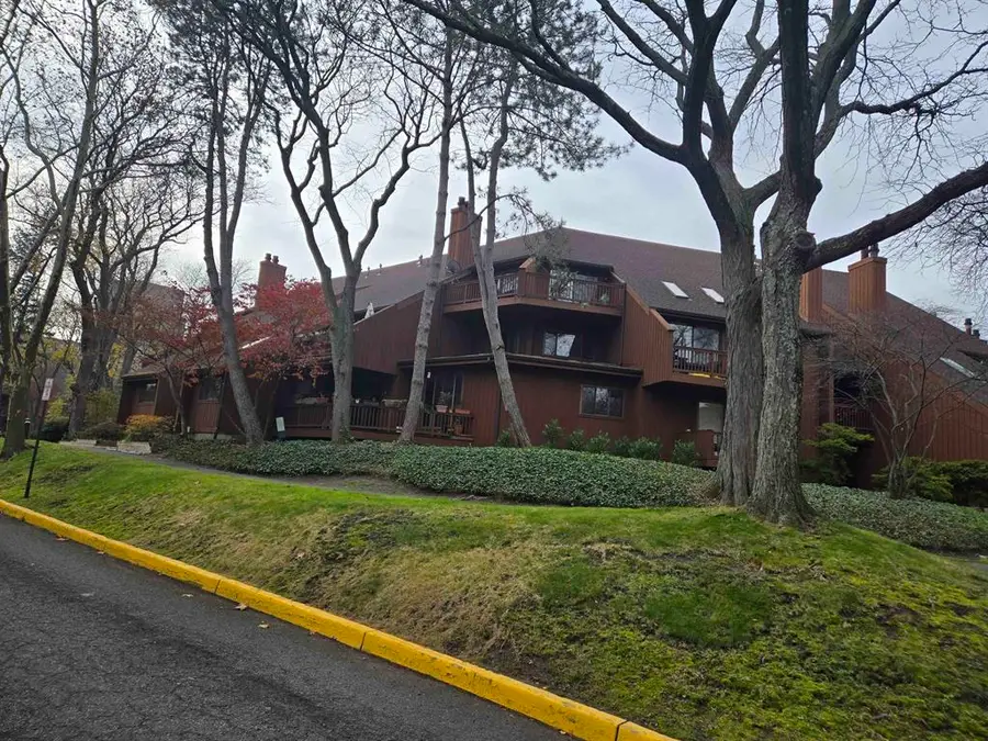 570 SANDERLING CT, Secaucus, NJ 07094 - Image #2