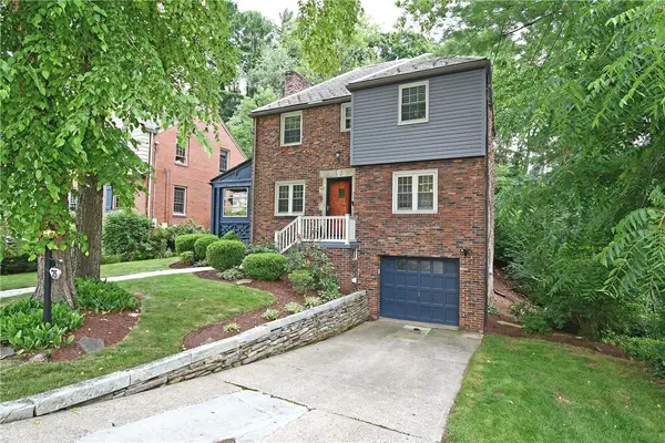 75 Iroquois Dr, Pittsburgh, PA 15228