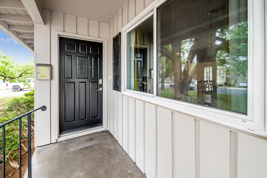 803 W Travis St, Fredericksburg, TX 78624 - Image #3