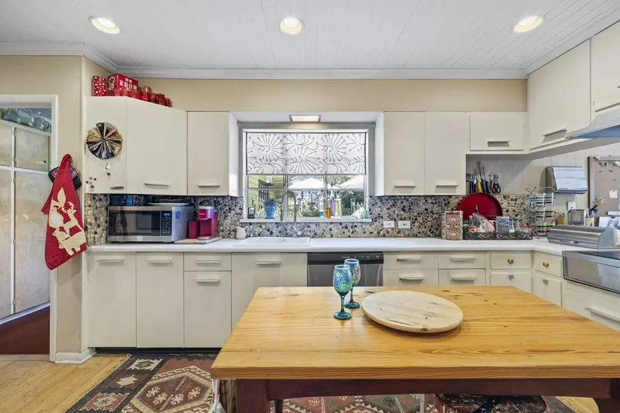 825 Myrta St, Kerrville, TX 78028 - #2