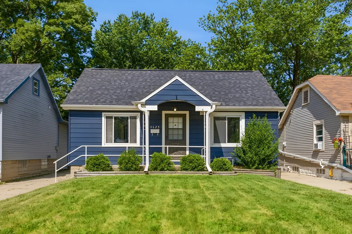 4625 N River Park Blvd, Glendale, WI 53209 - #1