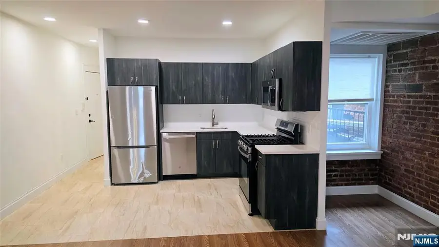 292 Stuyvesant Avenue , 5, Lyndhurst, NJ 07071 - #2