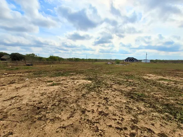 2072 County Road 421, Stockdale, TX 78160