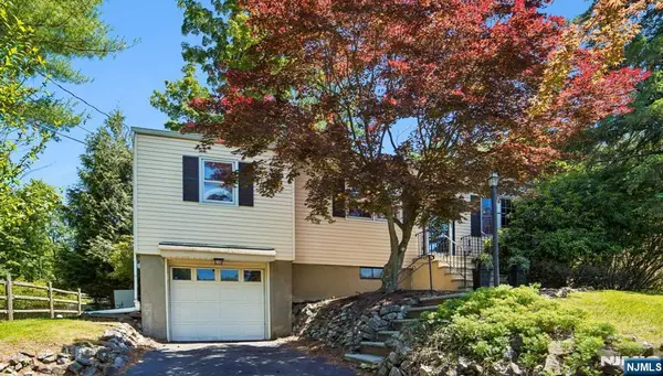 74 Minnehaha Blvd, Oakland Boro, NJ 07436