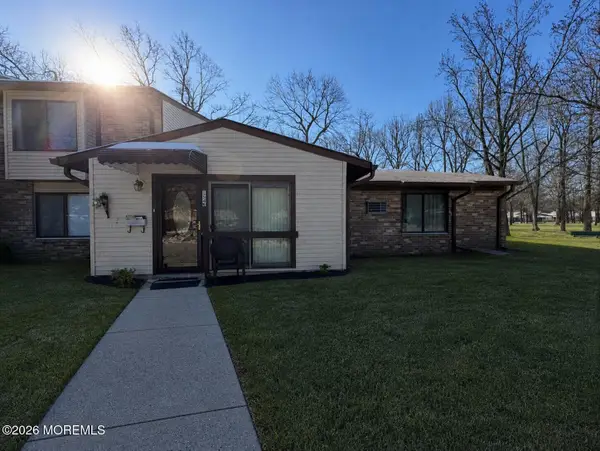 134 Amberly Drive #E, Manalapan, NJ 07726