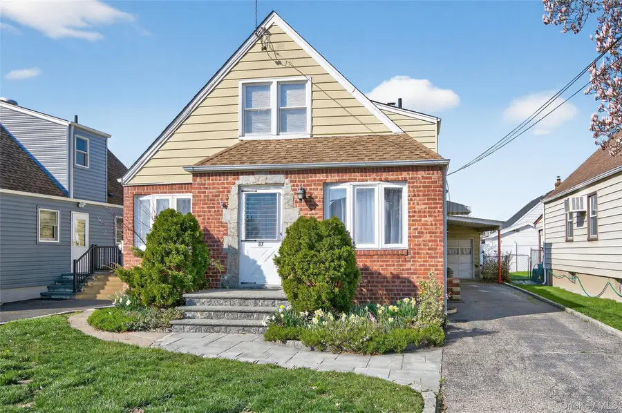 37 Manhattan Avenue, Westbury, NY 11590 - #2