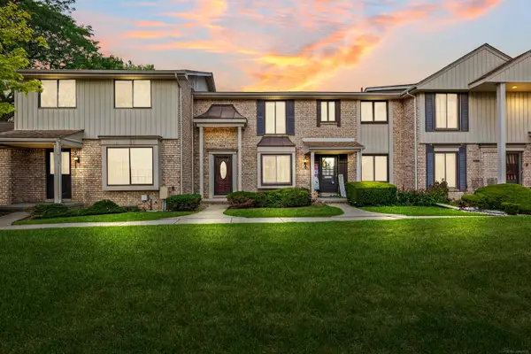 29011 Scarborough Dr, Warren, MI 48088