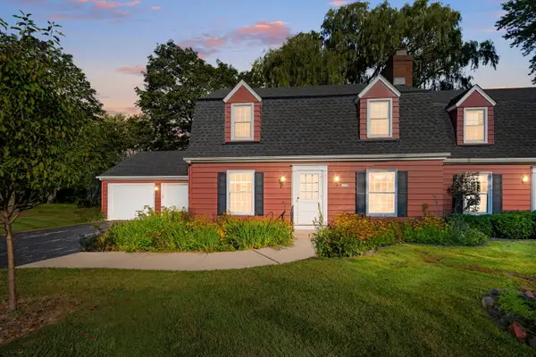 1012 W Cedar Ridge Ct, Mequon, WI 53092