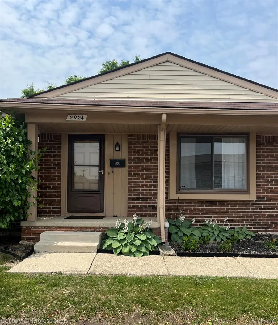 2924 Roundtree Drive, Troy, MI 48083 - Image #2