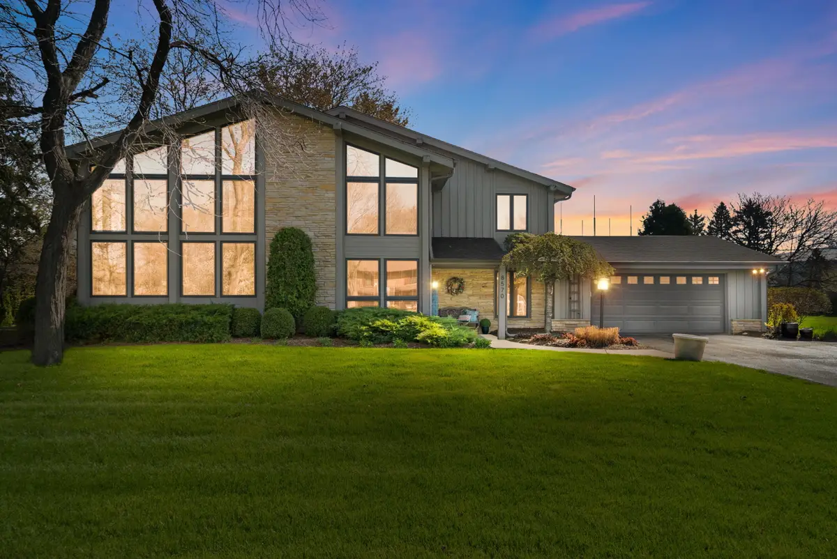 8570 W Hawthorne Ln, Franklin, WI 53132 - #1