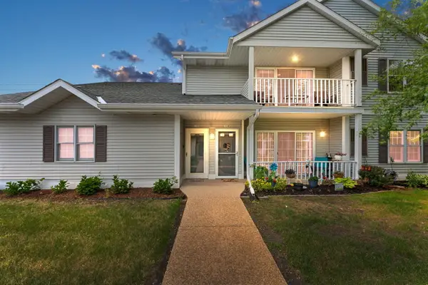 104 Bur Oak Ln, Grafton, WI 53024