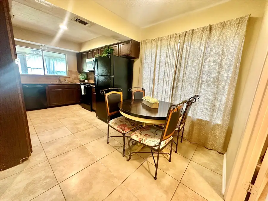 244 E Castle Harbour Drive, Friendswood, TX 77546 - #3