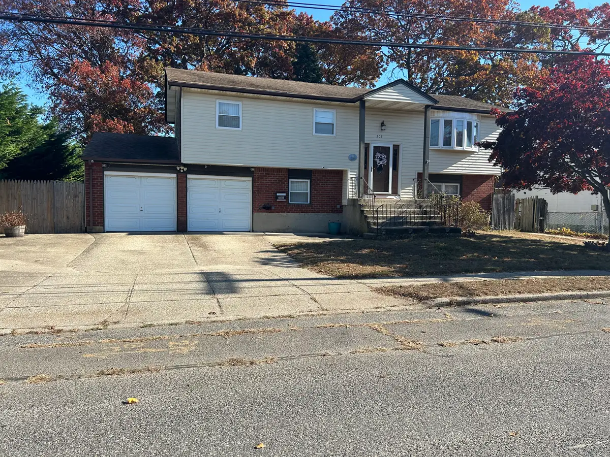 208 S 10th Street, Lindenhurst, NY 11757 - Image #1