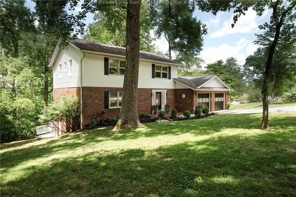 100 Fox Run, Hurricane, WV 25526