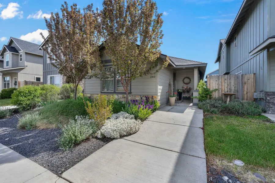 240 NW 30th Street, Redmond, OR 97756 - #2