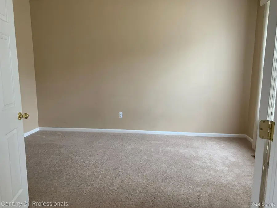 15140 Rivercrest Drive, Sterling Heights, MI 48312 - #3
