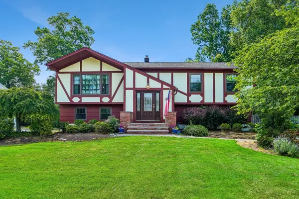 30 Tanglewood Dr, East Hanover Twp., NJ 07936