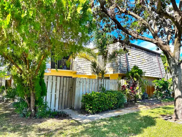 194 Lake Arbor Dr #1, Palm Springs, FL 33461