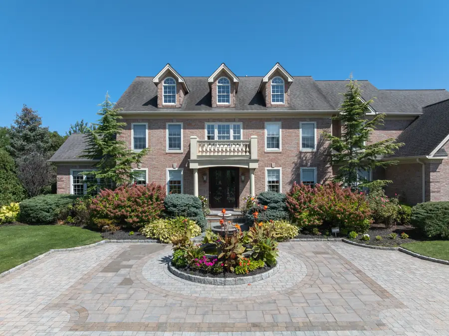 23 Legends Circle, Melville, NY 11747 - Image #2