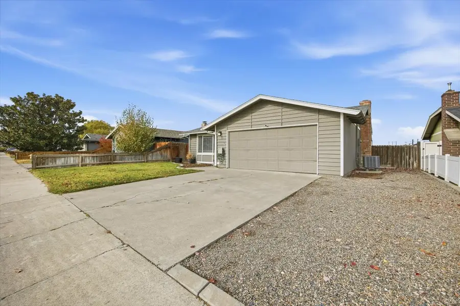 118 S 23rd Place, Kennewick, WA 99337 - Image #2