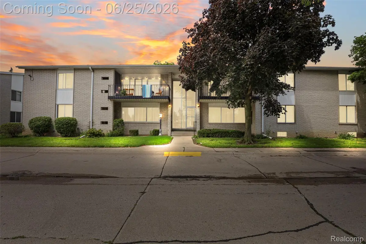 8577 Kennedy Circle #M7, Warren, MI 48093 - #1