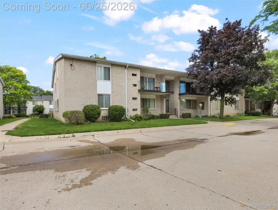 8577 Kennedy Circle #M7, Warren, MI 48093 - #2